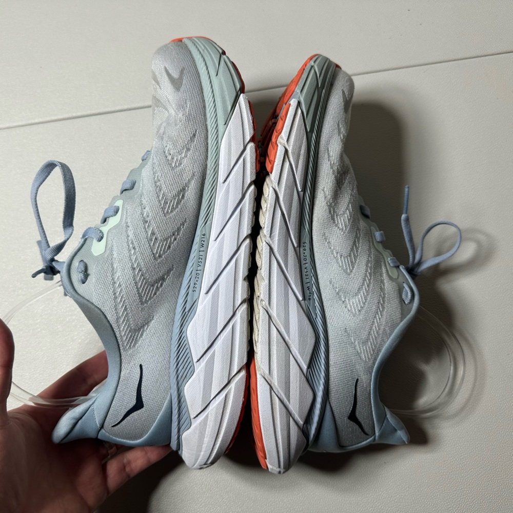 Hoka One One Arahi 6 Athletic Shoes - Picture 6 of 10